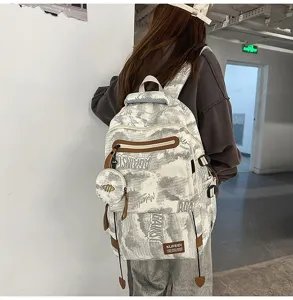 Vue arrière d'un sac à dos d'étudiant camouflage élégant avec grande capacité et pochette