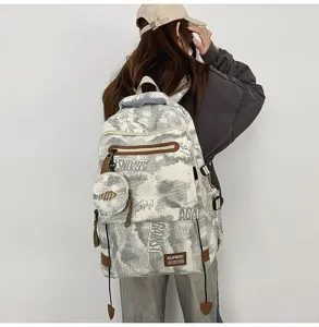 Vue arrière d'un mannequin portant un sac à dos scolaire ergonomique à motifs
