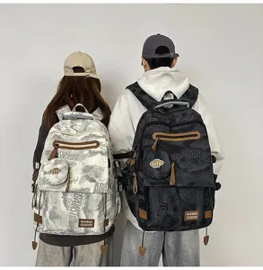 Vue arrière de sacs à dos à motif camouflage pour étudiants avec pochettes assorties
