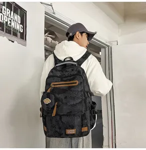 Gros plan d'un sac à dos gris stylé de grande capacité porté par un étudiant en ville