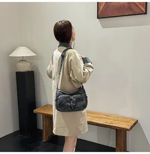 Gedetailleerd overzicht van dames vintage gewassen multi-pocket crossbody schoudertas voor pendelen.