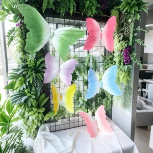 Vue détaillée de pinces papillon en papier dégradé coloré, idéales pour déco de mariage et de scène.