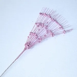 Detailaufnahme eines rosa Glitzer-Beerenzweigs für elegante Weihnachtsdekoration