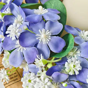 Détail de couronne de bougie de petites fleurs artificielles violettes, idéal pour fête.