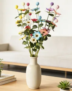 Farbenfroher künstlicher Eukalyptus-Gänseblümchen-Strauß in weißer Vase für Deko