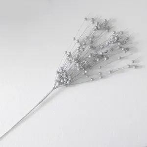 Detailaufnahme eines silbernen Glitzerbeeren-Zweigs für Weihnachts- und Partydekoration