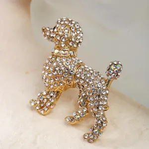 Vue détaillée d'une broche caniche dorée ornée de strass clairs et irisés étincelants