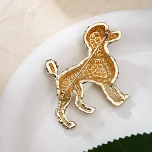 Vue macro détaillée montrant le mécanisme arrière d'une broche chien caniche dorée