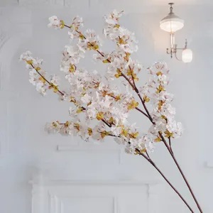 Rami di fiori di ciliegio artificiali per decorazioni domestiche e composizioni floreali.