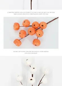 Vue détaillée de tiges de baies de citrouille artificielles orange et blanches décor