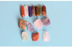 Set aus sieben Chakra-Kristallsäulen und dazu passenden rohen Mineralsteinproben