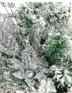 Nahaufnahme Detail der silber glitzernden Weihnachtsbeeren und schneebedeckten Tannenzweige.