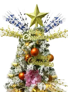 Detailansicht der festlichen goldenen Sternspitze und der funkelnden Beeren-Weihnachtszweige