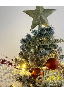 Detailansicht von glitzernden Weihnachtsbaumpicks mit goldenen Merry Christmas-Schildern.