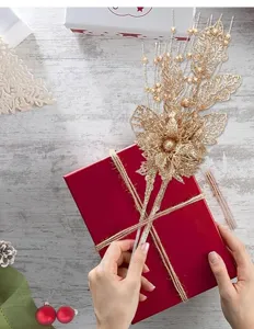 Details der goldenen Glitzer Weihnachts Lilien Blumen und Beeren Zweige für die Party.