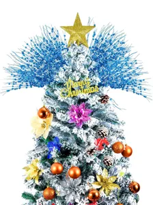 Detailansicht von blauen Glitzerbeeren und Goldstern auf einem verschneiten Weihnachtsbaum