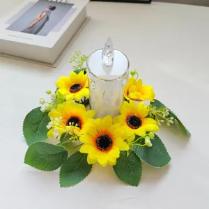 Detalle de corona de velas de girasol artificial, hermosa decoración de mesa para hogar.