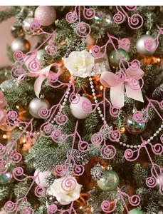 Vista dettagliata macro di rami decorativi con glitter rosa che decorano un albero di Natale