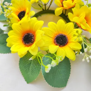 Primer plano de anillo de vela de girasol artificial, ideal para decoración del hogar y fiestas.