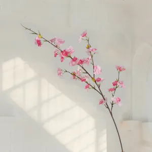 Dettaglio ramo di fiori di ciliegio artificiali, decorazione floreale rosa per arco nuziale.