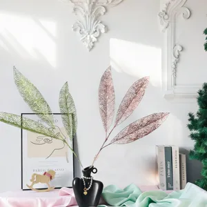 Detaillierte Ansicht von hohlen Pailletten-Weihnachtsblättern in einer schwarzen Vase