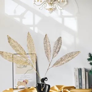 Detailansicht goldener 3-Zacken hohl glitzernder Blätter für festliche Weihnachtsdekorationen