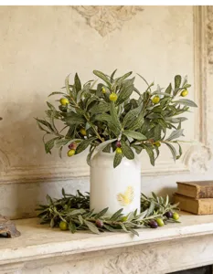 Fausses branches d'olivier avec baies plante verte décoration maison vase printemps intérieur.