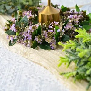 Künstlicher Blumen Kerzenring Detail, schöne lila Tischdekoration für festliche Weihnachtsfeier.