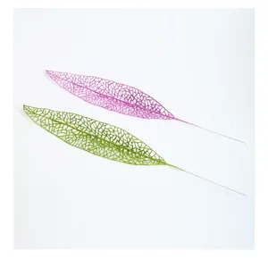 Vista dettagliata di foglie di plastica glitterate traforate per decorare l'albero.