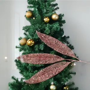Detaillierte roségoldene hohle Glitzerblätter für den Weihnachtsbaum und festliche Gestecke