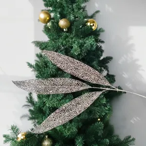 Detailansicht eines silbernen, 3-fach hohl ausgearbeiteten Blattes mit Pailletten am Weihnachtsbaum