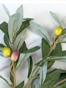 Branche d'olivier artificielle avec fruits, plante verte fausse pour déco intérieure et printemps.