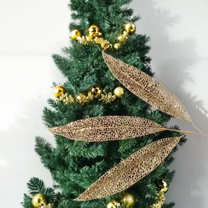 Detailansicht von goldenen 3-Zweig hohlen Pailletten-Weihnachtsblättern an einem Baum.