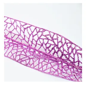 Dettaglio macro di una foglia cava glitterata viola per decorazione dell'albero
