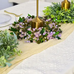 Künstlicher lilafarbener Blumenkerzenring Kranz für Tischdekoration und Party Requisiten.