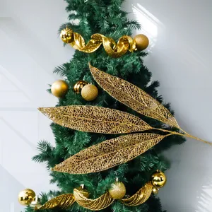 Nahaufnahme der glitzernden goldenen Weihnachtsblatt-Deko mit filigraner Netzstruktur