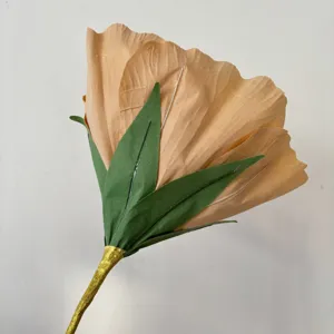 Detailweergave van grote kunstpioenroos, champagnekleurige bloemblaadjes met groene steel.