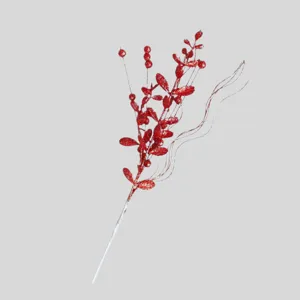 Primo piano del ramo decorativo per albero di Natale glitterato rosso con belle bacche e foglie.
