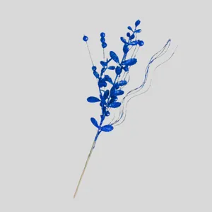 Vista dettagliata del ramo floreale con glitter blu per albero di Natale, perfetto per le feste.