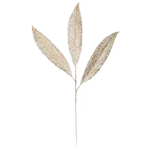 Detailansicht eines goldenen Weihnachtsblattzweigs mit feinen Adernmustern und Glitzer
