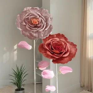 Grote kunstmatige fluwelen pioenrozen voor huwelijksdecoratie, etalage en fotorekwisieten.