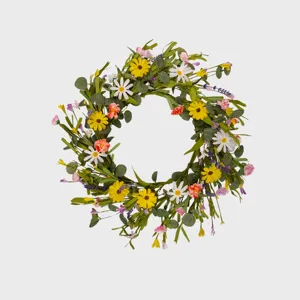 Dettaglio di ghirlanda di fiori artificiali colorati con foglie di eucalipto per porte.