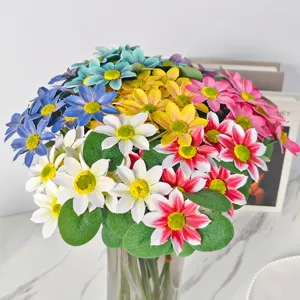 Detailansicht eines bunten künstlichen Gänseblümchen-Bouquets für die Heimdekoration.