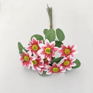 Detailansicht von künstlichem rot-weißem Kamillenblumenstrauß für die Heimdekoration
