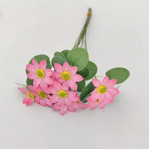 Detailansicht des künstlichen rosa Kamillenstraußes mit sehr realistischen Blättern.
