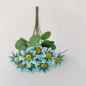 Detailansicht künstlicher blauer Kamillenblüten mit gelber Mitte für die Wohndekoration