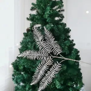Gros plan d'une branche de feuille de Perse argentée sur un sapin de Noël