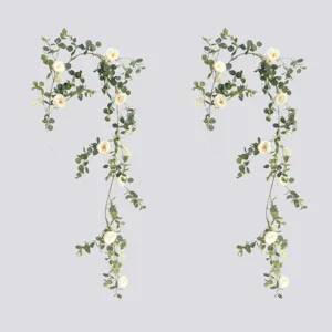 Ghirlanda di fiori di rose eucalipto artificiali per decorazioni nozze dettaglio.