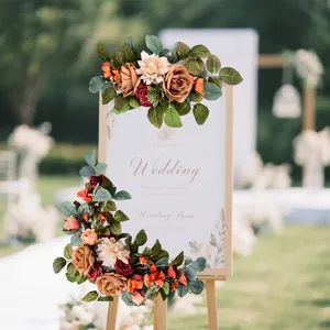 Composizione floreale artificiale per cartello di benvenuto matrimonio arancione