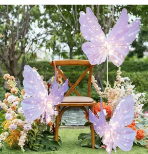 Detailansicht der leuchtenden lila Gaze-Schmetterlingsdeko im romantischen Garten
